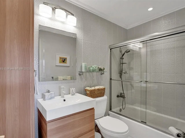 3530 NW 52nd Ave # 409, Lauderdale Lakes FL 33319