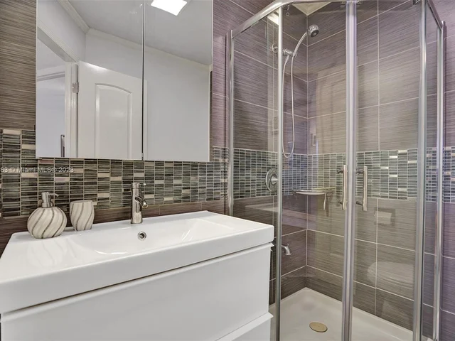 3530 NW 52nd Ave # 409, Lauderdale Lakes FL 33319