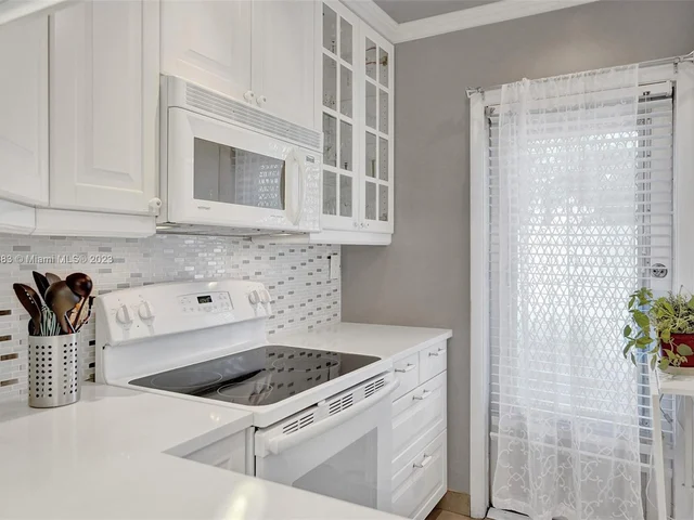 3530 NW 52nd Ave # 409, Lauderdale Lakes FL 33319