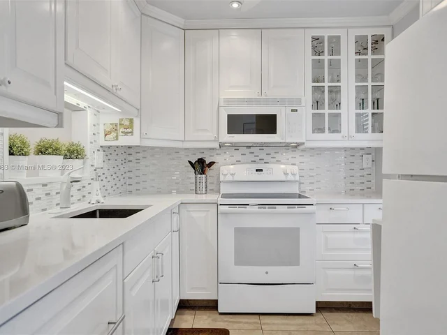 3530 NW 52nd Ave # 409, Lauderdale Lakes FL 33319