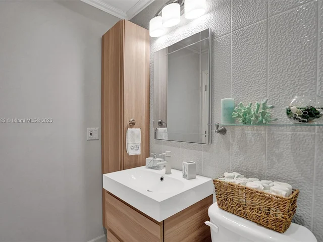 3530 NW 52nd Ave # 409, Lauderdale Lakes FL 33319