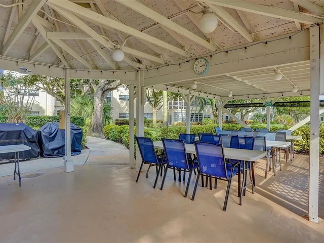 3530 NW 52nd Ave # 409, Lauderdale Lakes FL 33319