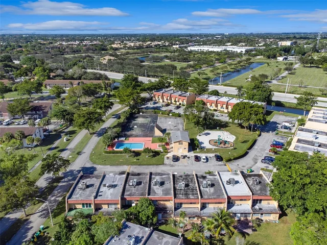 12 Meacham Ln # 12, Tamarac FL 33319