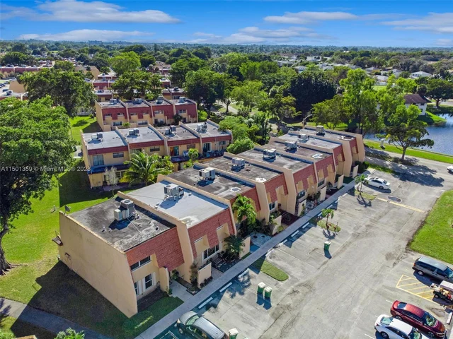 12 Meacham Ln # 12, Tamarac FL 33319