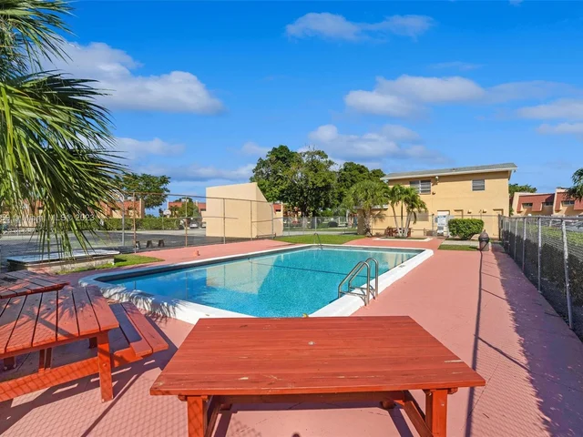 12 Meacham Ln # 12, Tamarac FL 33319