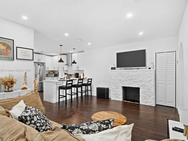 923 SW 13th Ct, Miami FL 33135