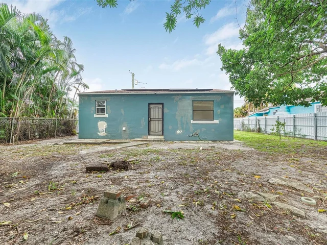 380 NE 166th St, Miami FL 33162