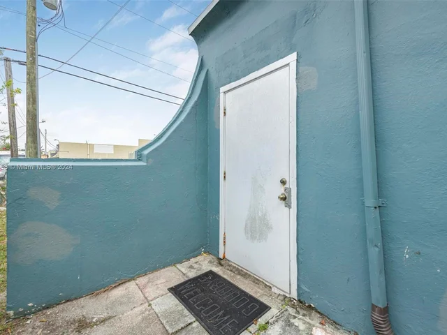 380 NE 166th St, Miami FL 33162