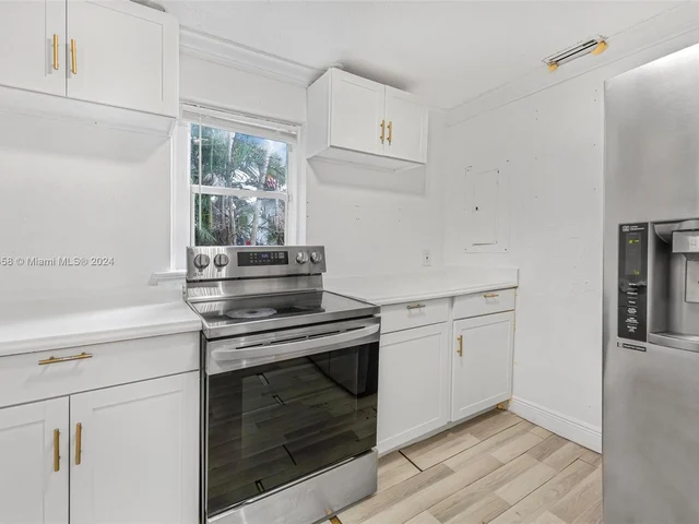 380 NE 166th St, Miami FL 33162