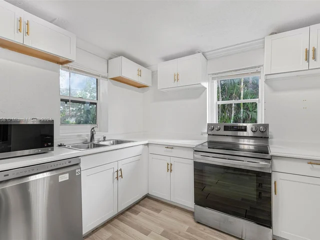 380 NE 166th St, Miami FL 33162