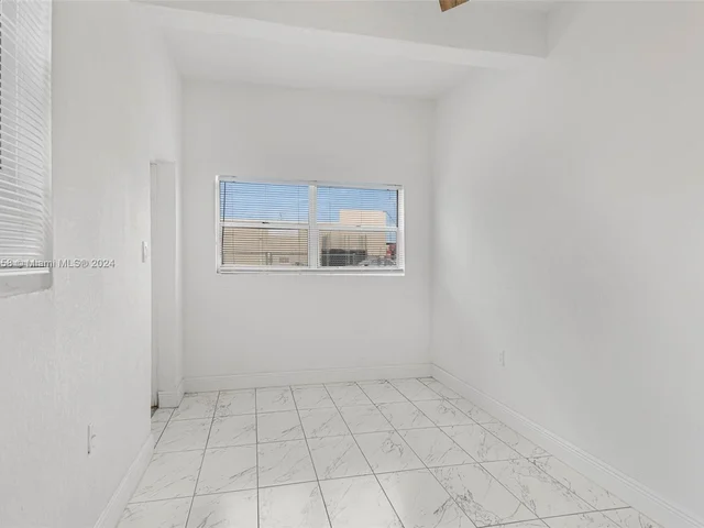 380 NE 166th St, Miami FL 33162