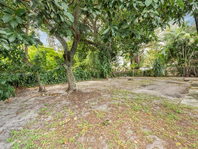 380 NE 166th St, Miami FL 33162