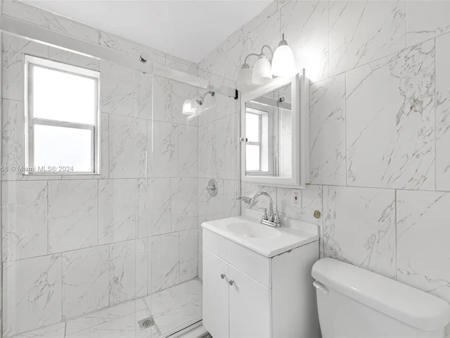 380 NE 166th St, Miami FL 33162