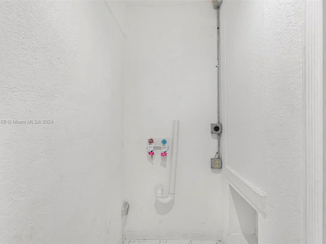 380 NE 166th St, Miami FL 33162