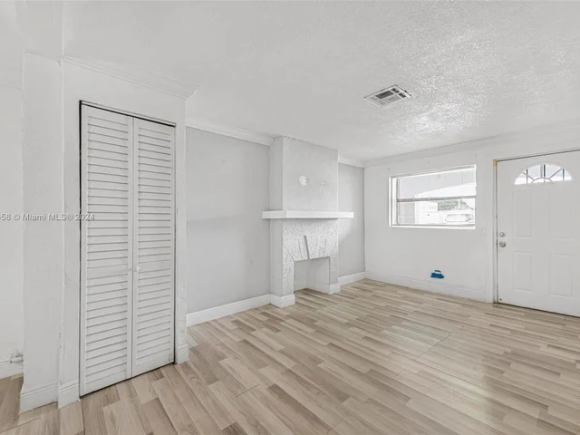 380 NE 166th St, Miami FL 33162