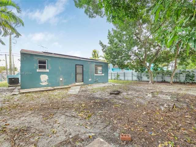 380 NE 166th St, Miami FL 33162