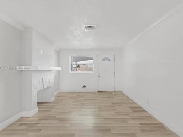 380 NE 166th St, Miami FL 33162