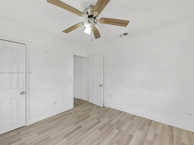 380 NE 166th St, Miami FL 33162