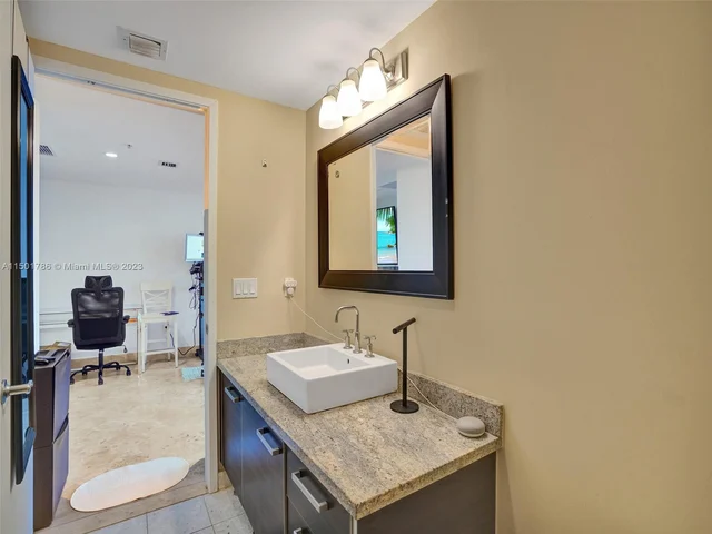 185 SW 7th St # 1600, Miami FL 33130