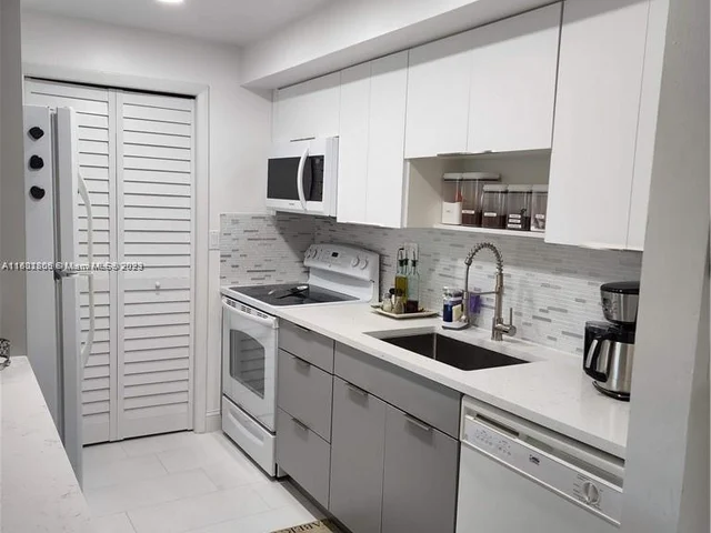 120 Lakeview Dr # 311, Weston FL 33326