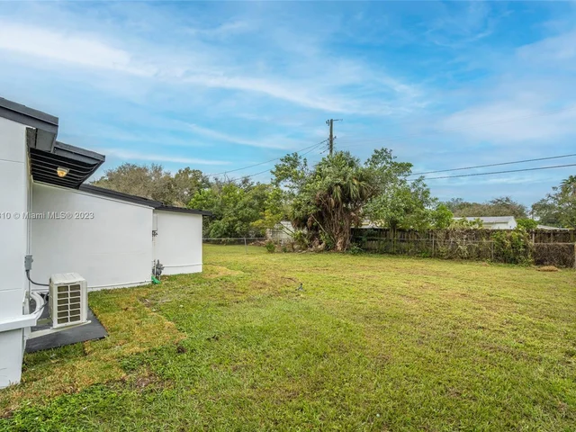 425 NW 14th Way, Fort Lauderdale FL 33311