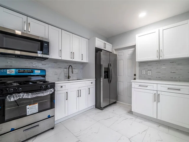 425 NW 14th Way, Fort Lauderdale FL 33311