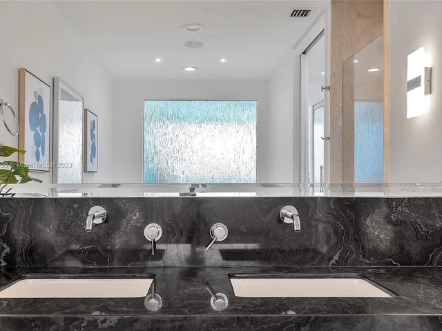 100 S Pointe Dr # 702, Miami Beach FL 33139