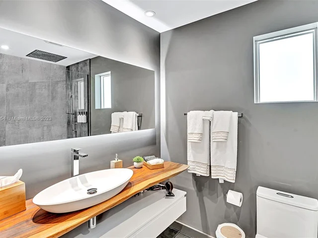 5005 Johnson St, Hollywood FL 33021