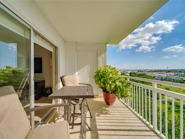 4400 Hillcrest Dr # 807A, Hollywood FL 33021