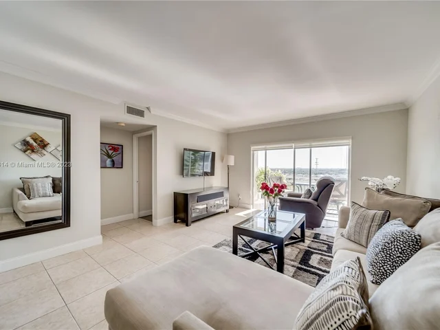 4400 Hillcrest Dr # 807A, Hollywood FL 33021