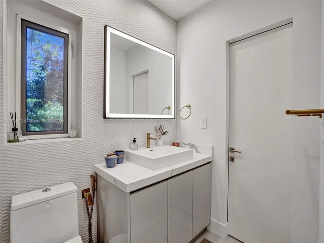 700 N Victoria Park Rd, Fort Lauderdale FL 33304