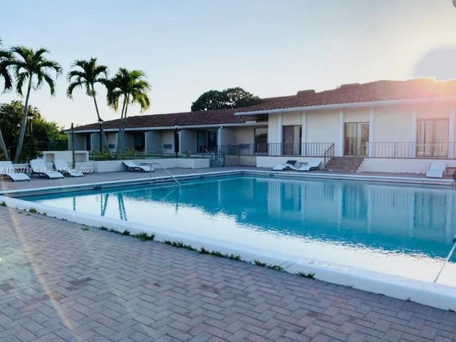 4098 Inverrary Dr # 12E, Lauderhill FL 33319