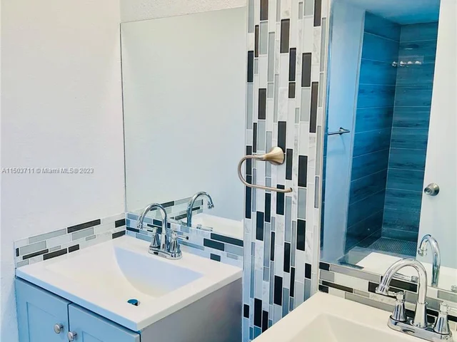 4098 Inverrary Dr # 12E, Lauderhill FL 33319