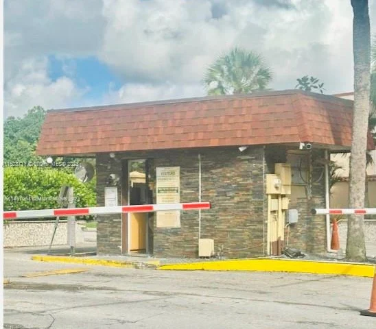 4098 Inverrary Dr # 12E, Lauderhill FL 33319