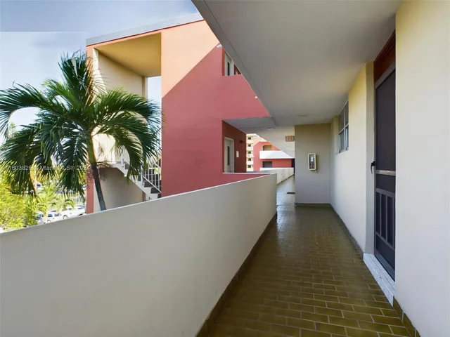 1700 NE 191st St # 405, Miami FL 33179