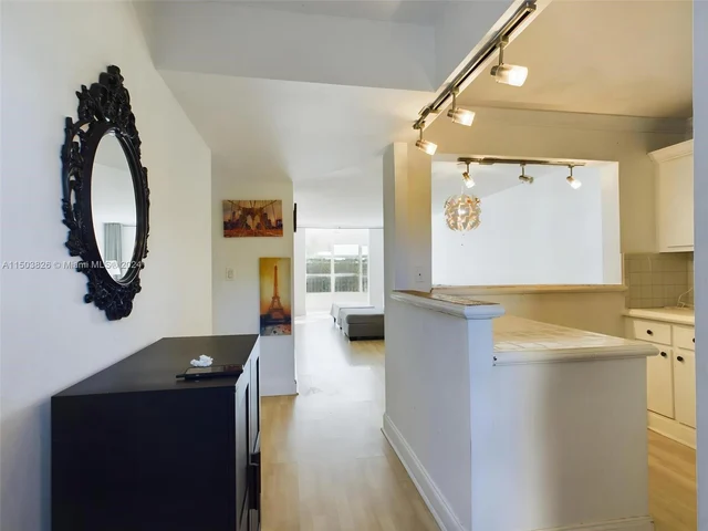 1700 NE 191st St # 405, Miami FL 33179