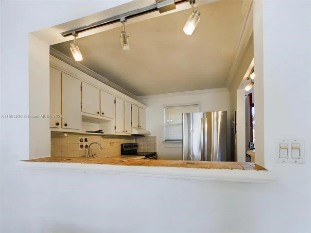 1700 NE 191st St # 405, Miami FL 33179