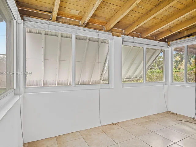 1270 NE 161 St, North Miami Beach FL 33162