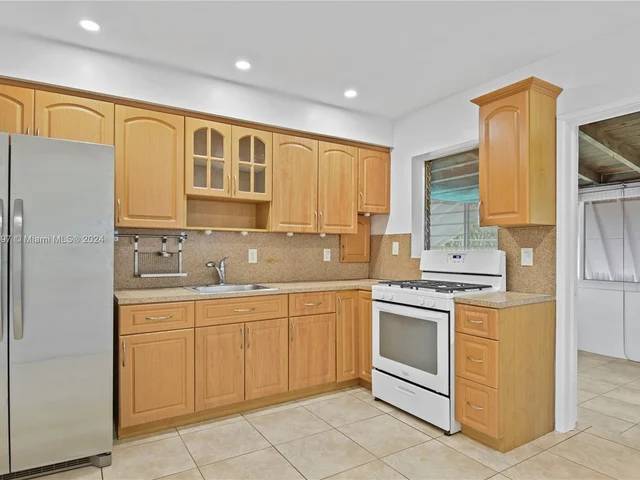 1270 NE 161 St, North Miami Beach FL 33162