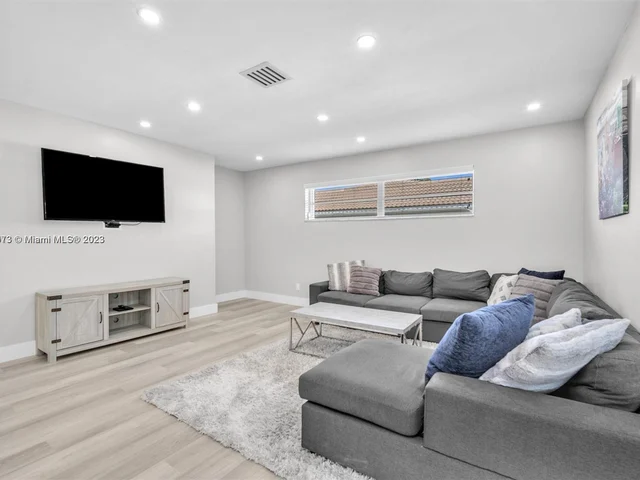 4851 N 37th St, Hollywood FL 33021