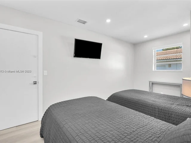 4851 N 37th St, Hollywood FL 33021