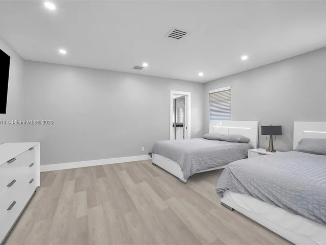 4851 N 37th St, Hollywood FL 33021