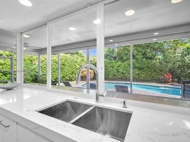 4851 N 37th St, Hollywood FL 33021