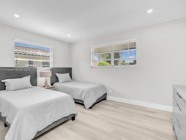 4851 N 37th St, Hollywood FL 33021