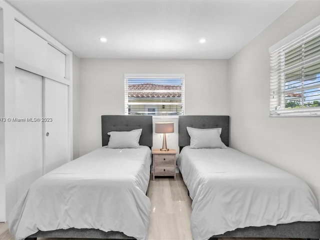 4851 N 37th St, Hollywood FL 33021