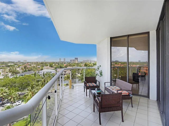 3610 Yacht Club Dr # 716, Aventura FL 33180