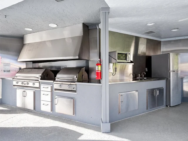 9811 N Hollybrook Lake Dr # 208, Pembroke Pines FL 33025