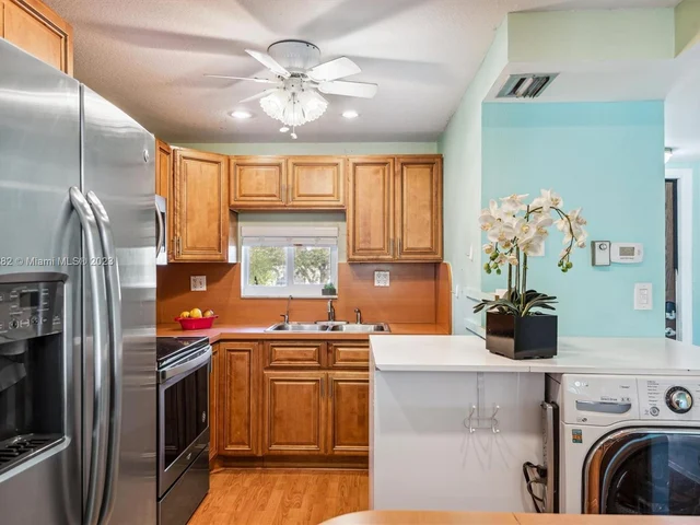 9811 N Hollybrook Lake Dr # 208, Pembroke Pines FL 33025