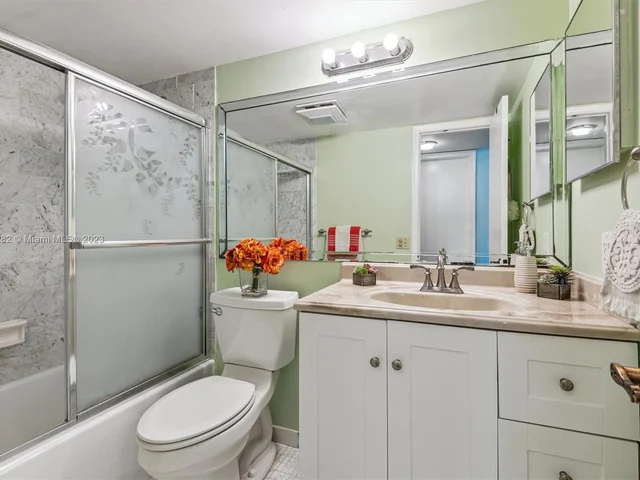 9811 N Hollybrook Lake Dr # 208, Pembroke Pines FL 33025