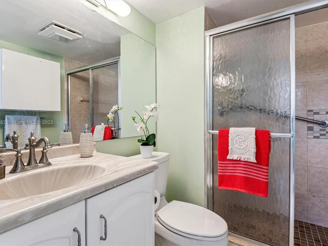 9811 N Hollybrook Lake Dr # 208, Pembroke Pines FL 33025